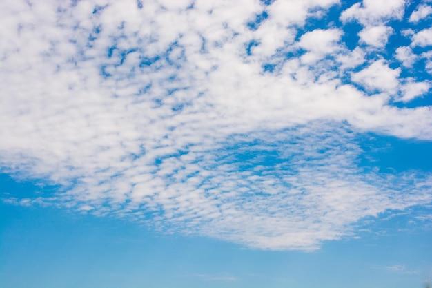 Foto las hermosas nubes blancas