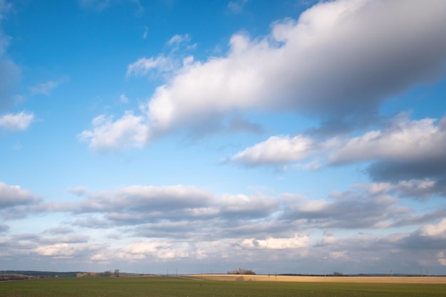 Hermosas nubes en el campo del cielo azul