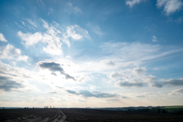 Hermosas nubes en el campo del cielo azul