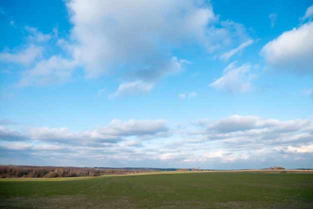 Hermosas nubes en el campo del cielo azul