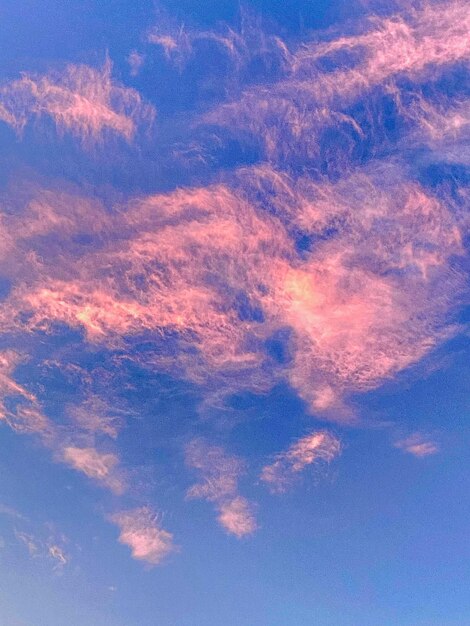 Hermosas nubes en el cielo al atardecer Fondo del cielo nocturno