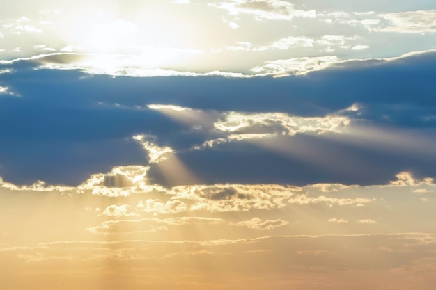 Hermosas nubes del cielo al atardecer