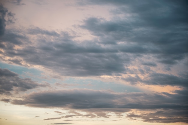 Hermosas nubes en el cielo azul al atardecer