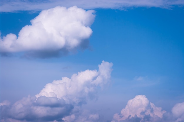 Hermosas nubes en el cielo azul Cielo azul con fondo de nubes