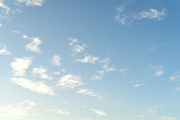 Hermosas nubes y cielo azul. Cielo suave con nubes suaves de fondo.