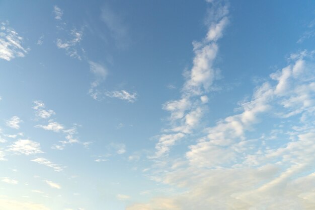 Hermosas nubes y cielo azul. Cielo suave con nubes suaves