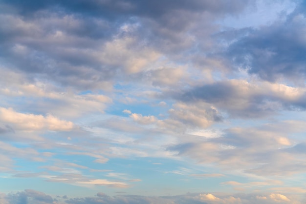 Hermosas nubes en el cielo azul Fondo atmosférico natural