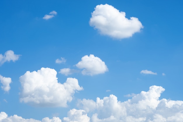 Hermosas nubes de cielo azul de fondo.