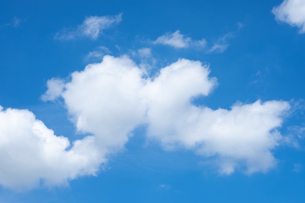 Hermosas nubes de cielo azul de fondo.