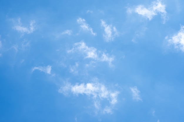 Hermosas nubes de cielo azul de fondo.