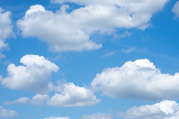 Hermosas nubes de cielo azul de fondo.