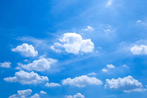 Hermosas nubes de cielo azul para el fondo