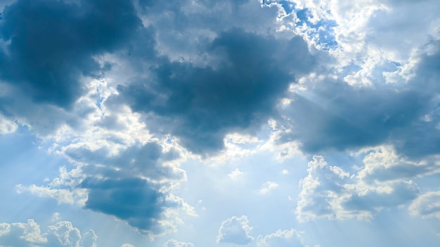 Hermosas nubes y cielo azul a la luz del día