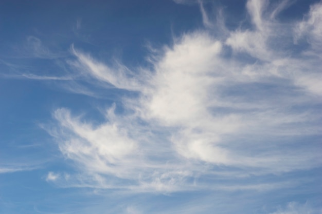 Hermosas nubes en un cielo azul de otoño.