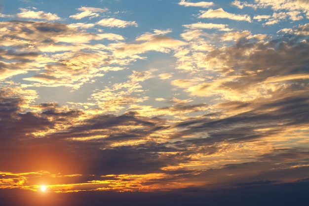 hermosas nubes en el cielo azul durante la puesta del sol