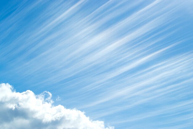 Hermosas nubes en el cielo azul