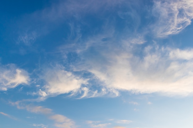 Hermosas nubes en el cielo azul