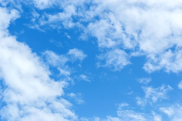 Hermosas nubes en el cielo azul