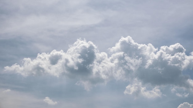 Hermosas nubes en el cielo despejado