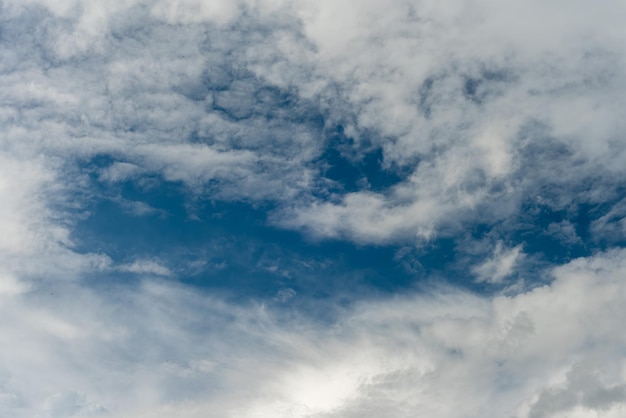 Hermosas nubes en el cielo y el sol con rayos.