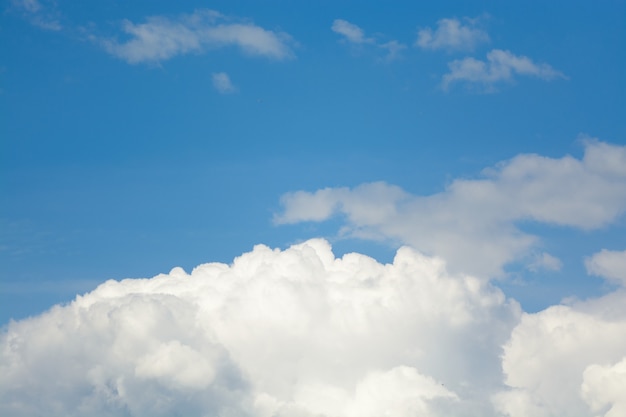 Hermosas nubes en el cielo