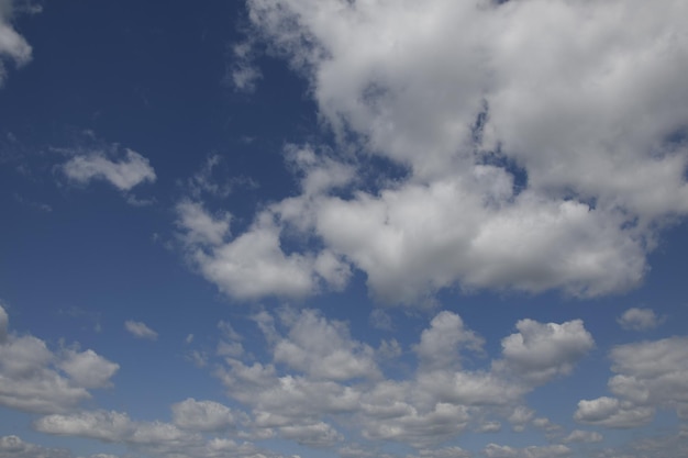 Hermosas nubes en cielos despejados