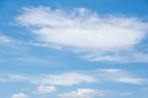 Hermosas nubes cirros en el cielo azul de la mañana. Fondo de cielo azul y cirros blancos en verano para tus fotos, maqueta de diseño.