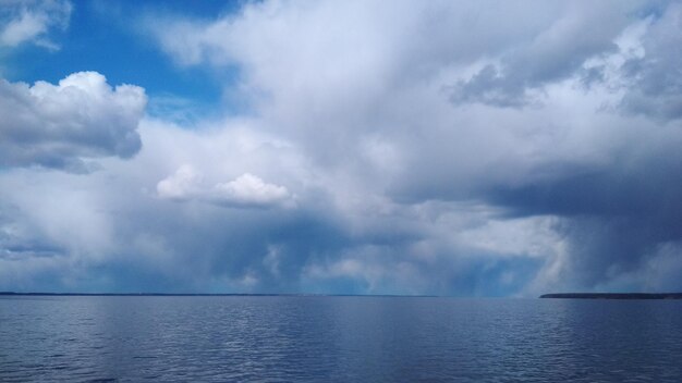 Hermosas nubes colgando sobre el río