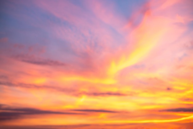 hermosas nubes doradas de color naranja degradado suave de lujo y la luz del sol en el cielo azul perfecto para el bac