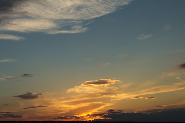 Hermosas nubes dramáticas atmosféricas en la noche al atardecer.