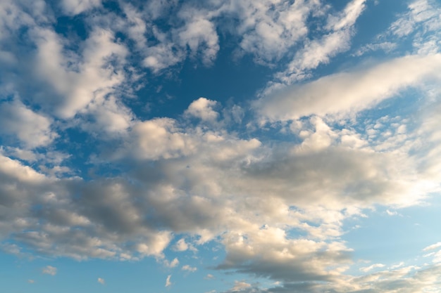 Hermosas nubes esponjosas en el cielo de la tarde La luz del sol da una luz lateral sobre las nubes Nubes antes de la lluvia