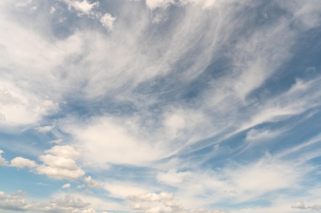 Hermosas nubes esponjosas en el cielo de la tarde La luz del sol da una luz lateral sobre las nubes Nubes antes de la lluvia