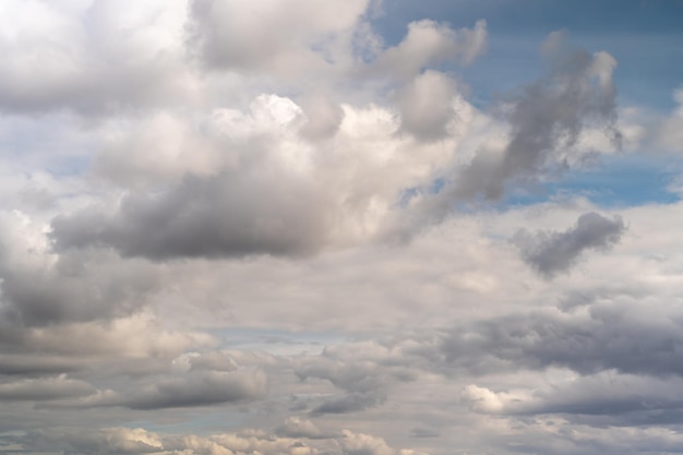 Hermosas nubes esponjosas en el cielo de la tarde La luz del sol da una luz lateral sobre las nubes Nubes antes de la lluvia