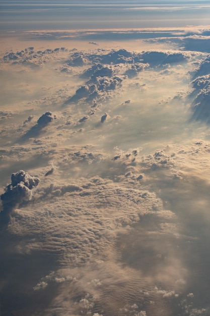 Hermosas nubes esponjosas desde la ventana del avión.