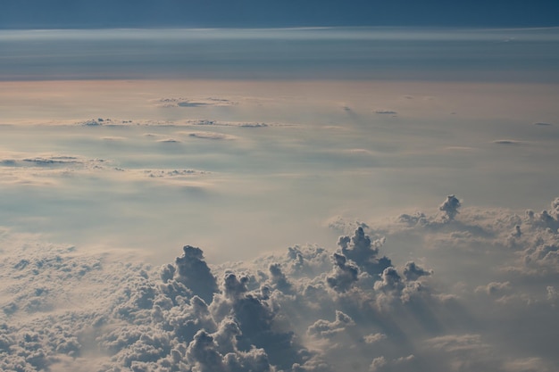 Hermosas nubes esponjosas desde la ventana del avión.