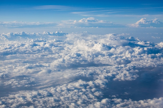 Hermosas nubes esponjosas desde la ventana del avión.