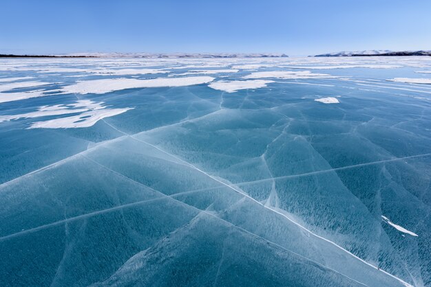 Hermosas nubes estratos sobre la superficie del hielo en un día helado