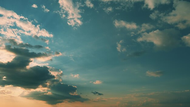 Foto hermosas nubes de fondo cielo panorama colores naturales cielo de la tarde rojo puesta de sol nubes en el cielo azul