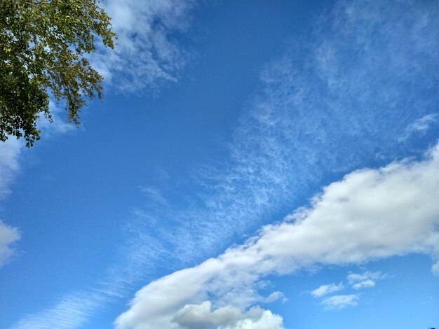 hermosas nubes de luz blanca en el cielo azul