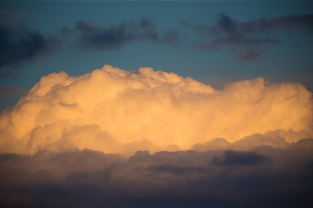 Hermosas nubes magníficas al atardecer en el cielo