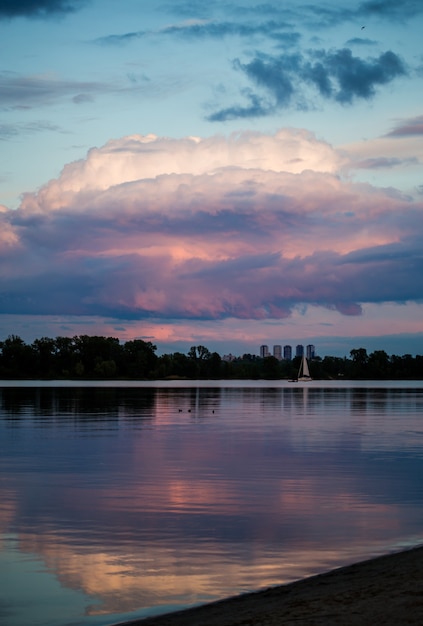 Hermosas nubes magníficas al atardecer en el cielo