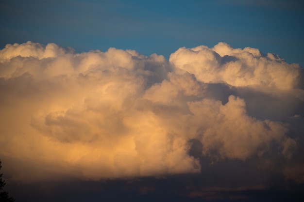 Hermosas nubes magníficas al atardecer en el cielo