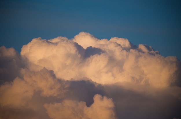 Hermosas nubes magníficas al atardecer en el cielo