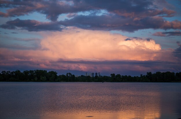 Hermosas nubes magníficas al atardecer en el cielo