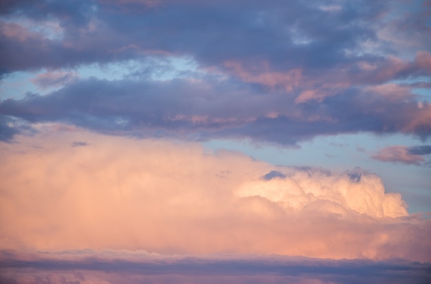 Hermosas nubes magníficas al atardecer en el cielo