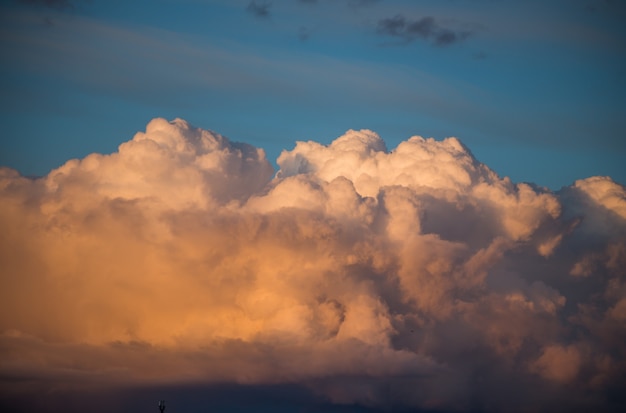 Hermosas nubes magníficas al atardecer en el cielo