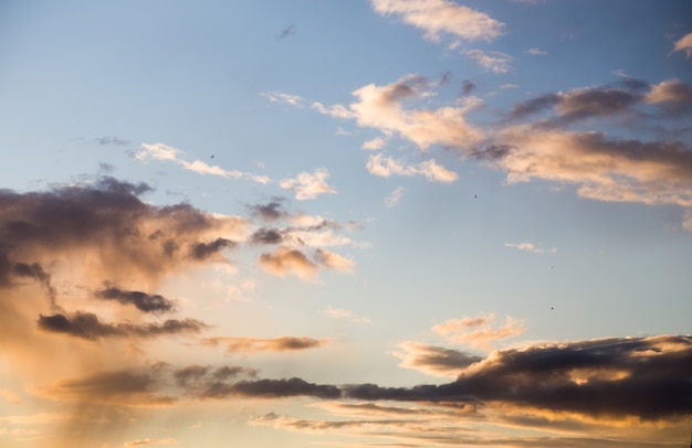 Hermosas nubes magníficas al atardecer en el cielo