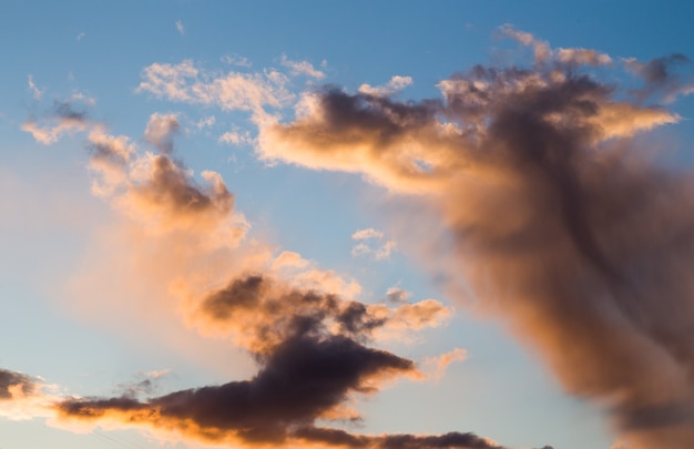 Hermosas nubes magníficas al atardecer en el cielo