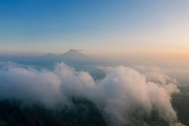 Hermosas nubes con el monte Mahameru