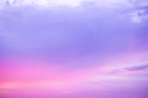 Hermosas nubes naranjas suaves y la luz del sol en el cielo azul perfecto para la toma de fondo en la mañanaCielo crepuscular fondo degradadocielo púrpura